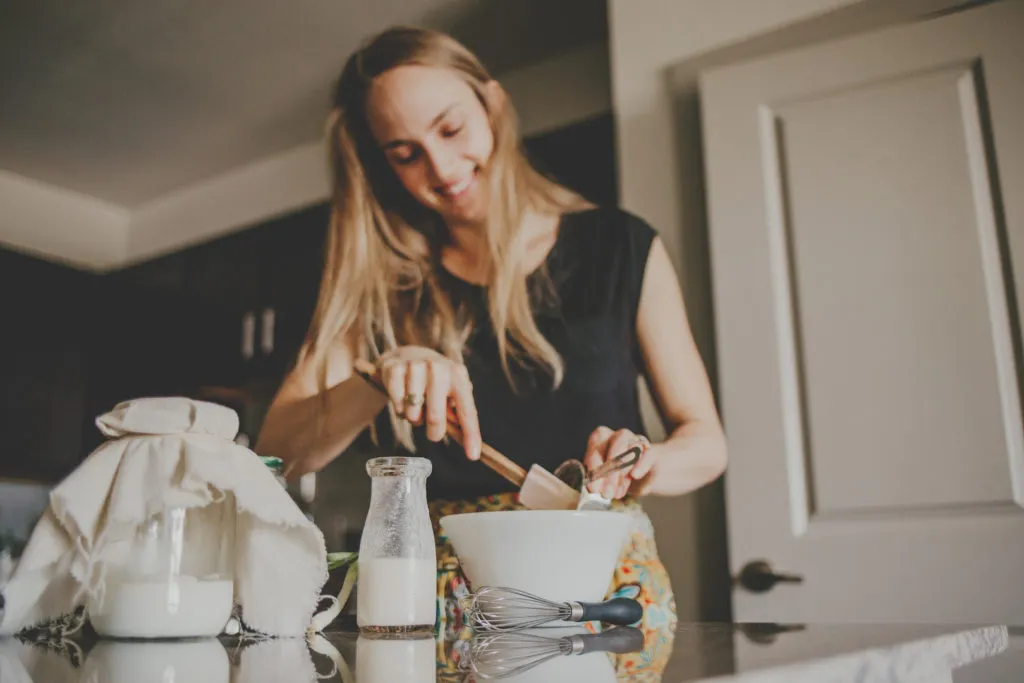 Ragazza che prepara kefir.