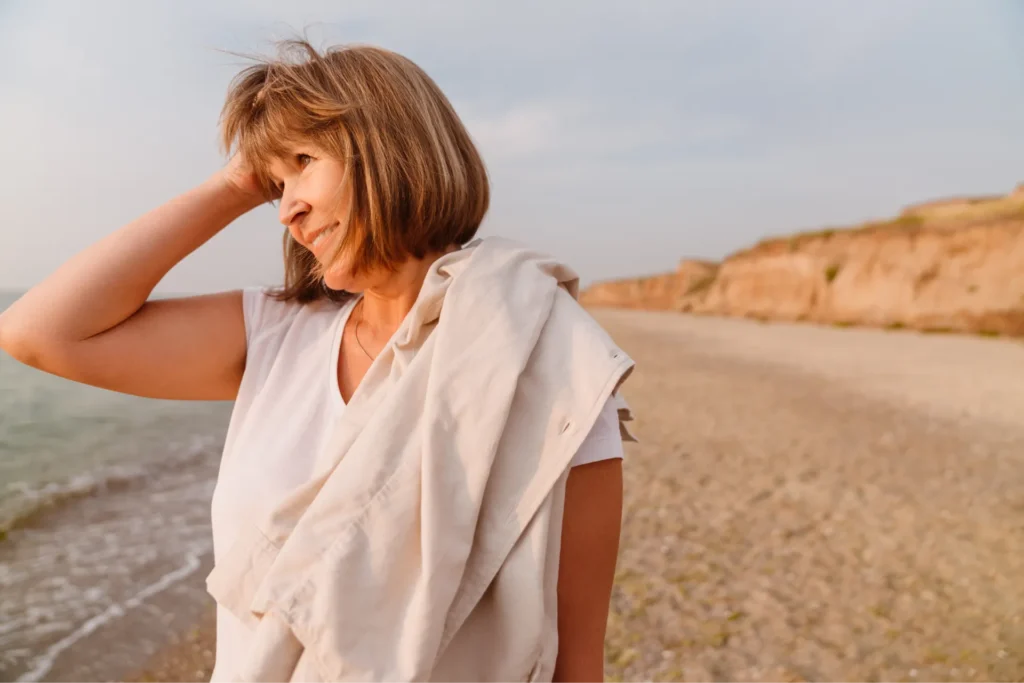 foto di donna di mezza età in spiaggia