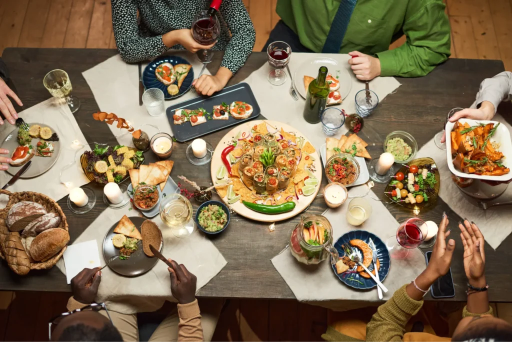 Tavola imbandita per una grande cena tra amici