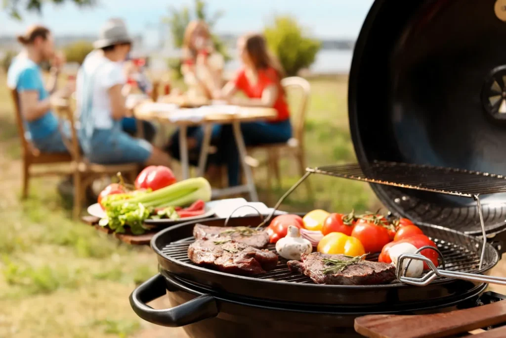 grigliata di carne e verdure all'aperto