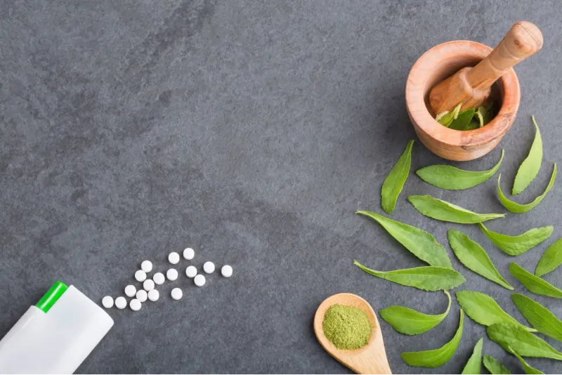 Tavolo con stevia in pastiglie, in polvere e in foglie