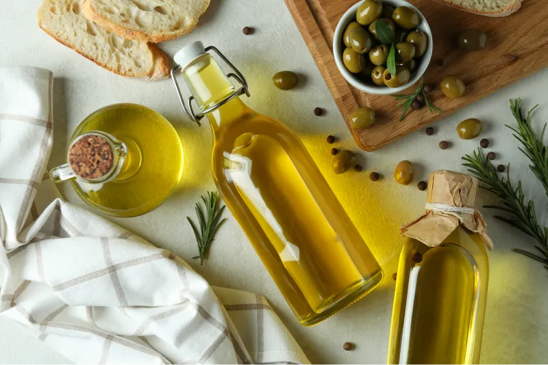 Bottiglie di olio di oliva su un tavolo