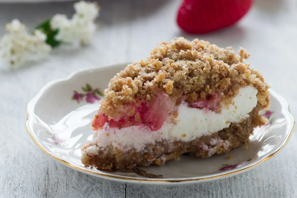 piatto con pezzo di torta sbriciolata con fragole e ricotta