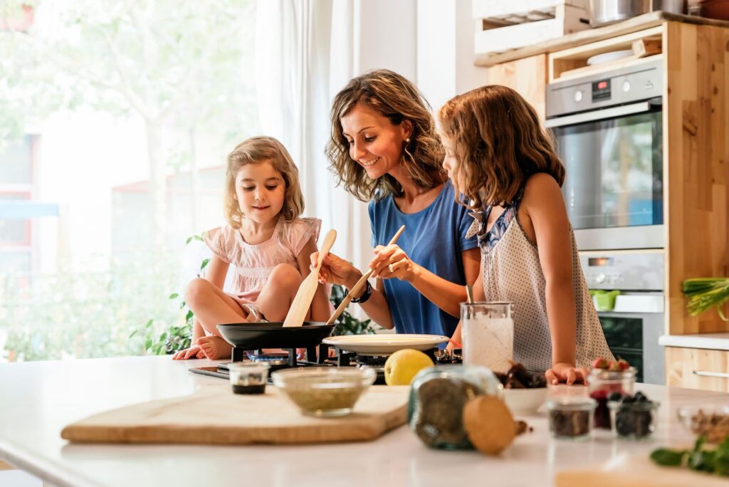 Madre con due figli che cucinano alghe.