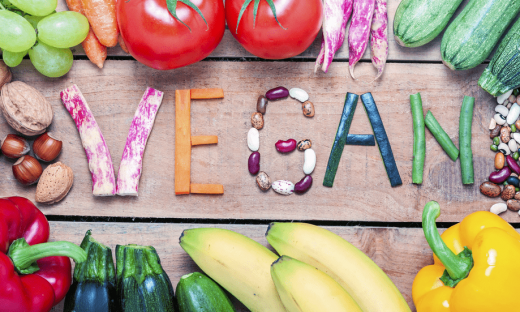 scritta "vegan" formata da pezzi di verdure diverse